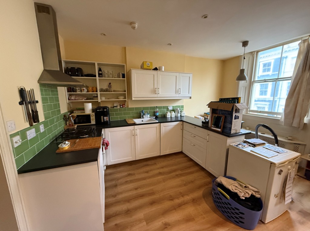 Lot: 72 - FREEHOLD COMMERCIAL & RESIDENTIAL BLOCK - 